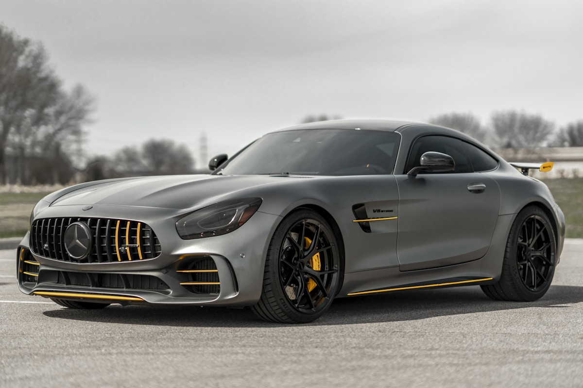 Mercedes-AMG GT com kit aerodinâmico em fibra de carbono