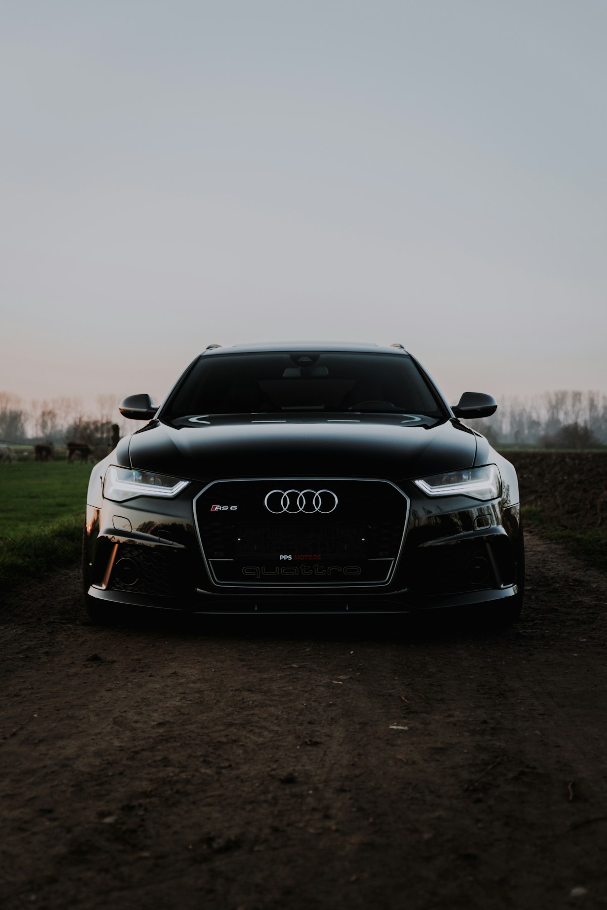 Audi RS com suspensão desportiva e stance agressivo numa estrada portuguesa